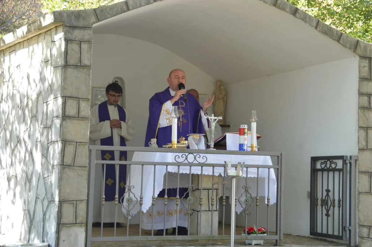 FOTO: HEROJI S VRDA SE NE ZABORAVLJAJU! Mnoštvo vjernika na svetoj misi povodom 33. obljetnice pogibije branitelja 9