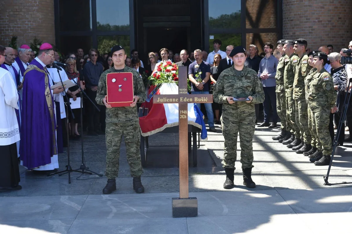FOTO/VIDEO Heroina Julienne Eden Bušić ispraćena na posljednji počinak 12