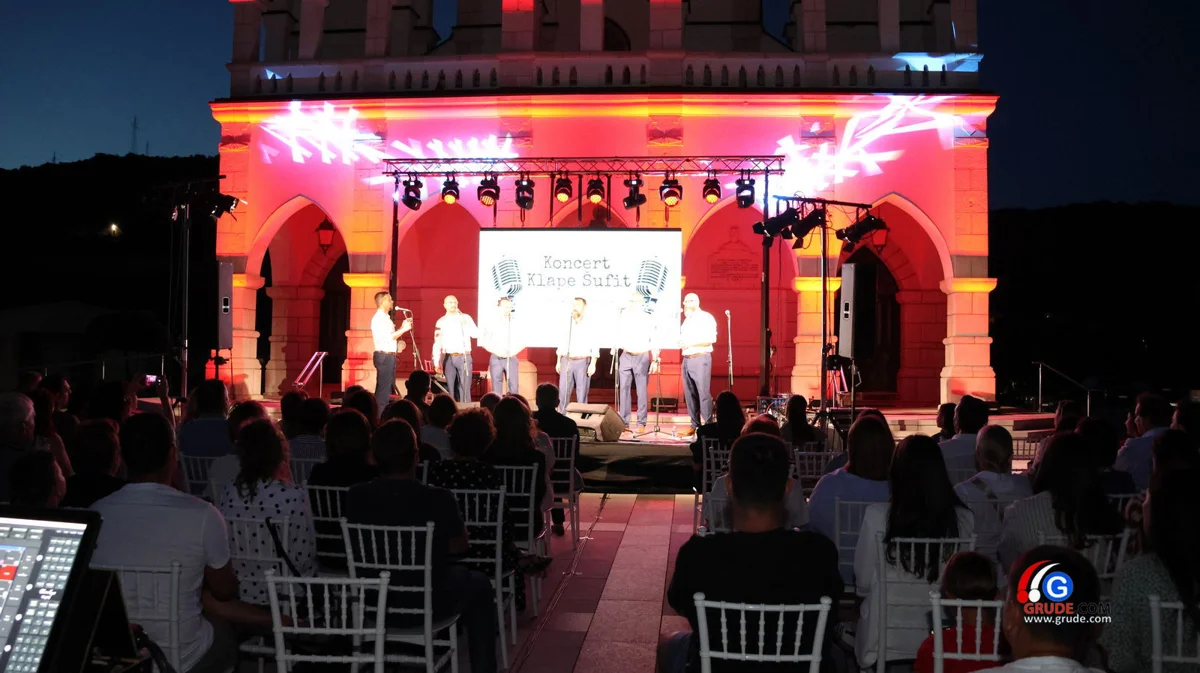 FOTO: Klapa Šufit razgalila srca Gruđana, čaroban koncert na platou crkve svete Kate 4