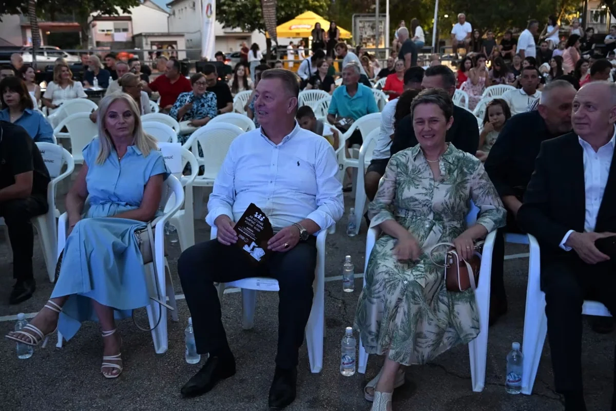 Klapa Krunik osvojila Posuški stećak, publika nagradila klapu Podvorje 12