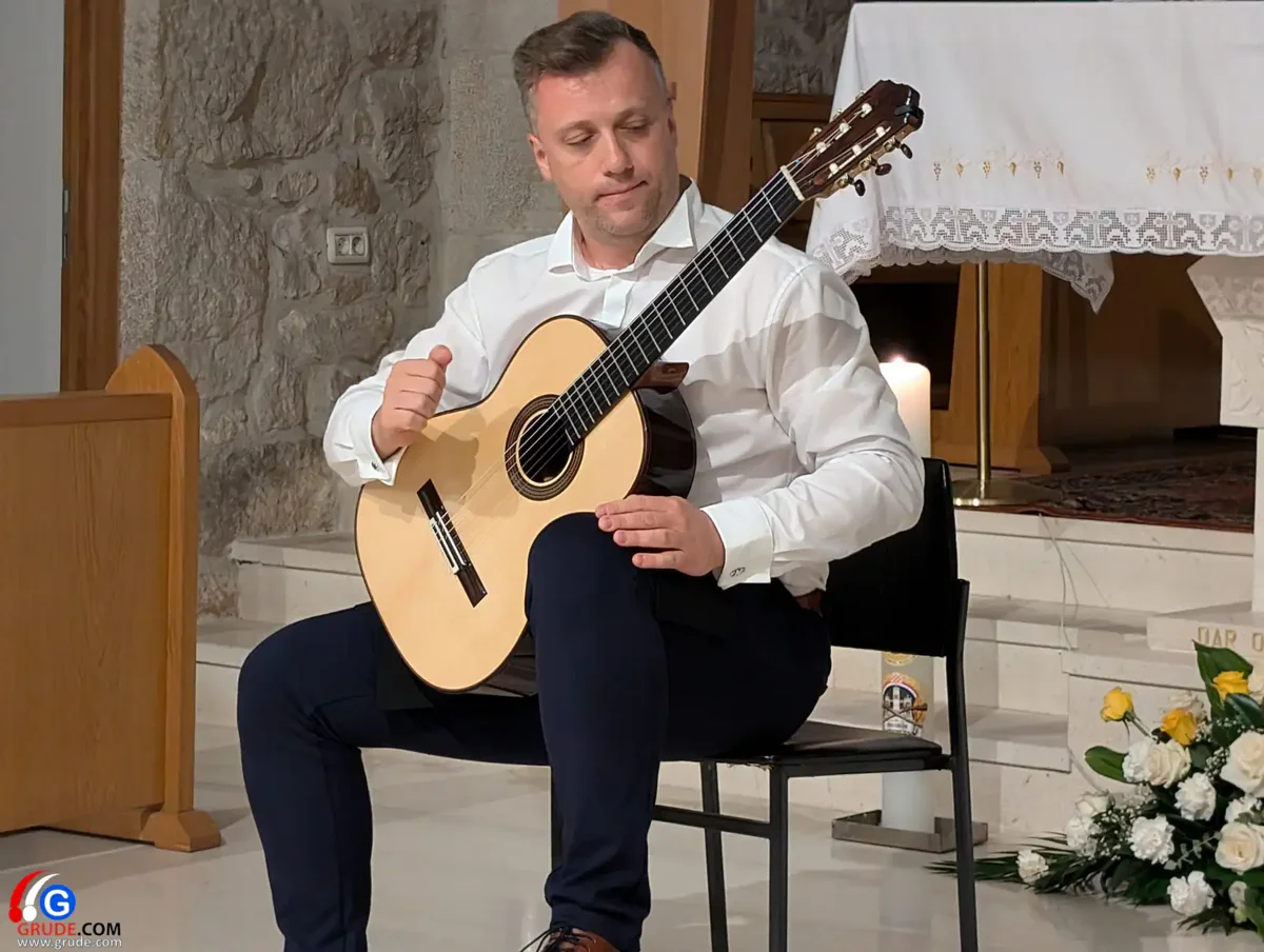 FOTO: Kulturna noć za pamćenje u crkvi svete Kate u Grudama, virtuozi na gitari sve oduševili 13