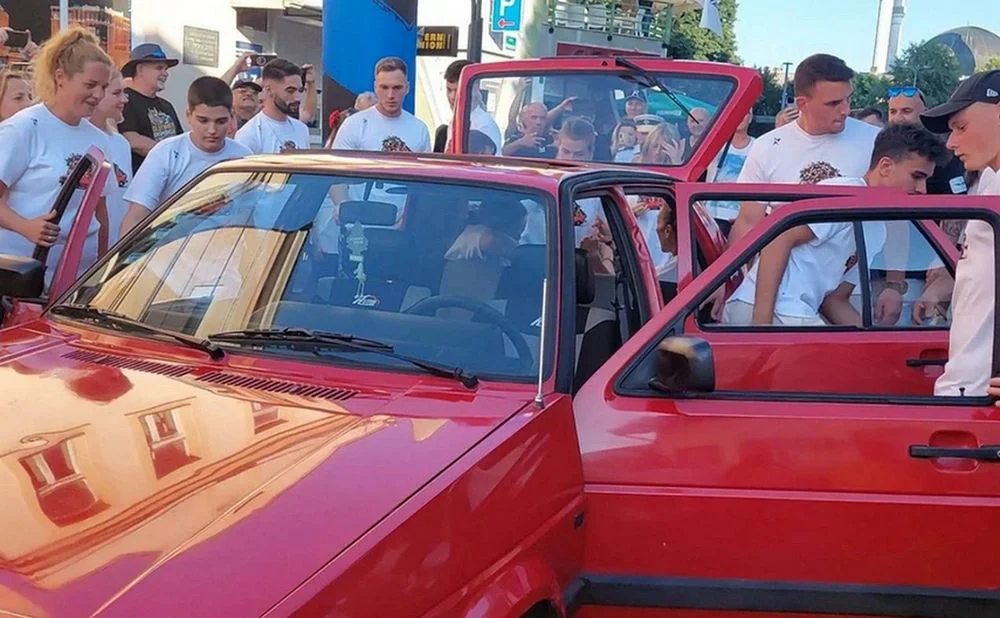 Guinnessov rekord: Vjerovali ili ne u Duju utrpali 20 osoba VIDEO
