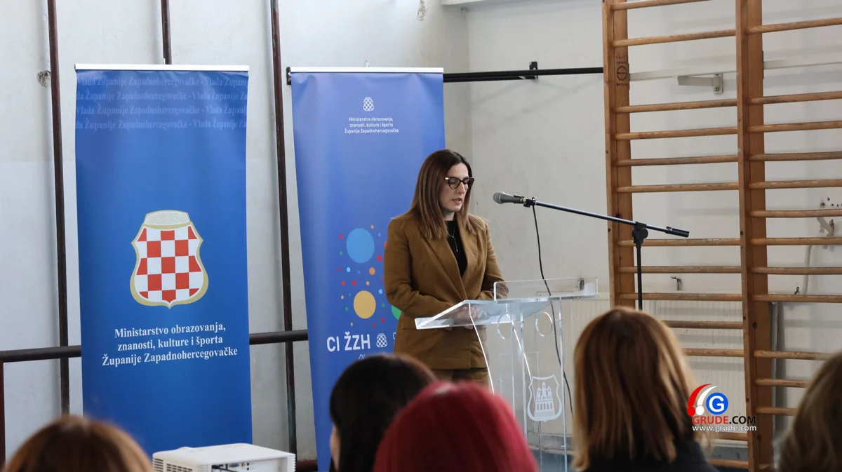 U OŠ Ruđera Boškovića stručnjaci SUMIT-a održali predavanje o sigurnosti na internetu FOTO 1