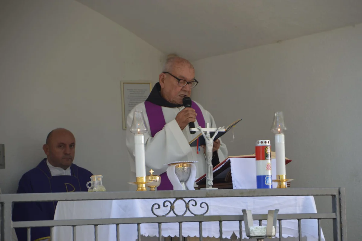 FOTO: HEROJI S VRDA SE NE ZABORAVLJAJU! Mnoštvo vjernika na svetoj misi povodom 33. obljetnice pogibije branitelja 11