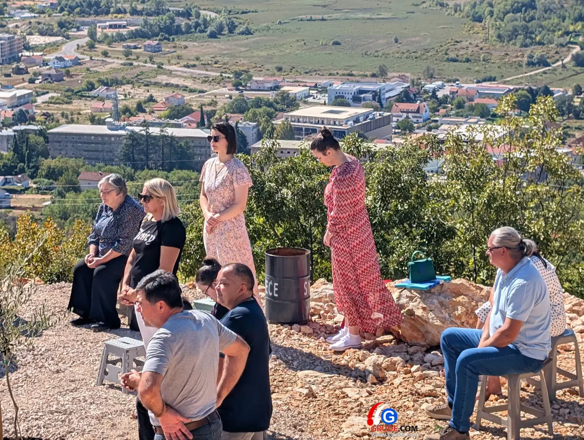 FOTO/VIDEO: Na vrhu Gruda, pod križem koji čuva Hercegovu zemlju, odjeknula poruka: Ovo je naš Križevac 27
