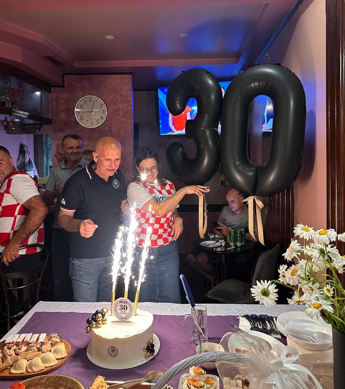 FOTO: GRUDSKI MISS PROSLAVIO 30 GODINA! Kultni kafić velikog srca okupio omiljene goste i prisjetio se prošlosti 7