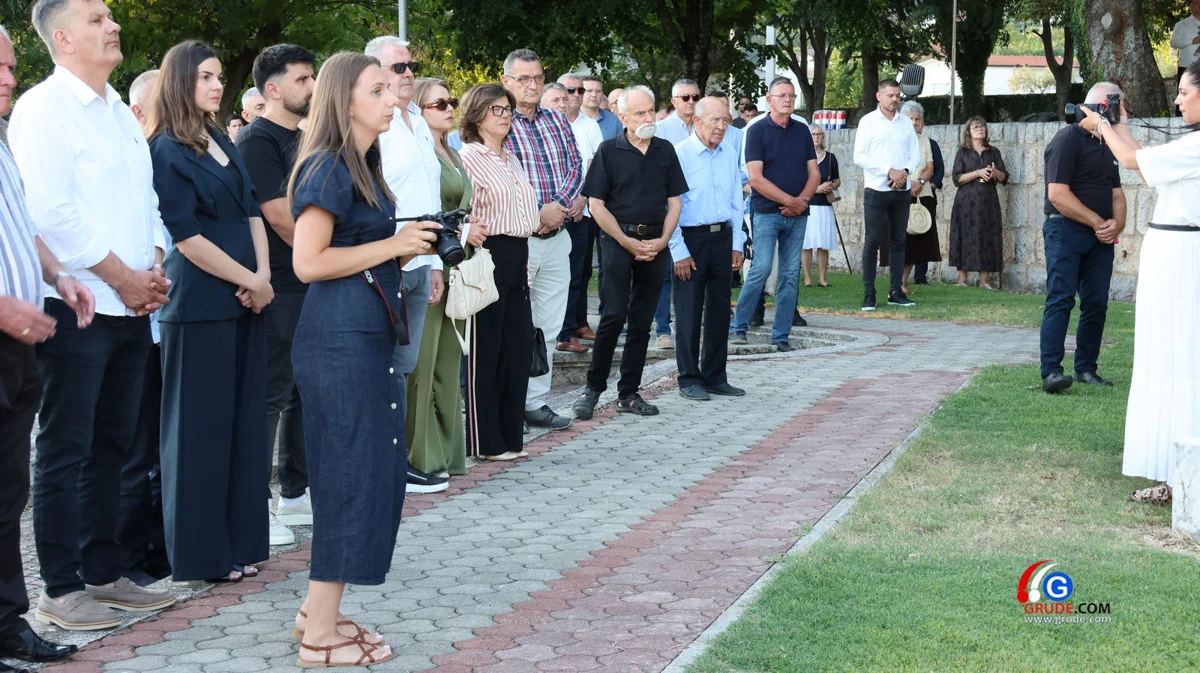 FOTO: Grude čuvaju sjećanje na predsjednika Matu Bobana, obilježeno 29 godina od smrti 23
