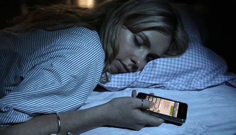 Evo zašto ne biste trebali držati mobitel pored kreveta dok spavate
