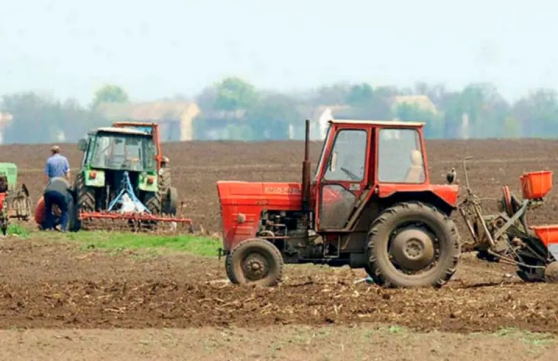 Maturanti krenuli na norijadu traktorom koji se prevrnuo, 10 ih ozlijeđeno