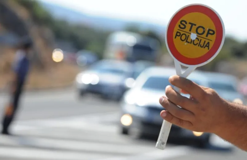 Vozio auto s dvije različite tuđe registarske pločice