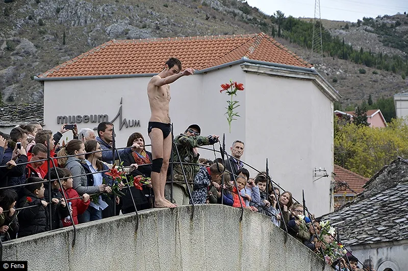 Tragedija izbjegnuta u djeliću sekunde: Skok sa Starog mosta u trenutku prolaska brzog gumenjaka