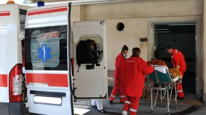Vozio se na prozoru auta pa pao na cestu, teško je ozlijeđen