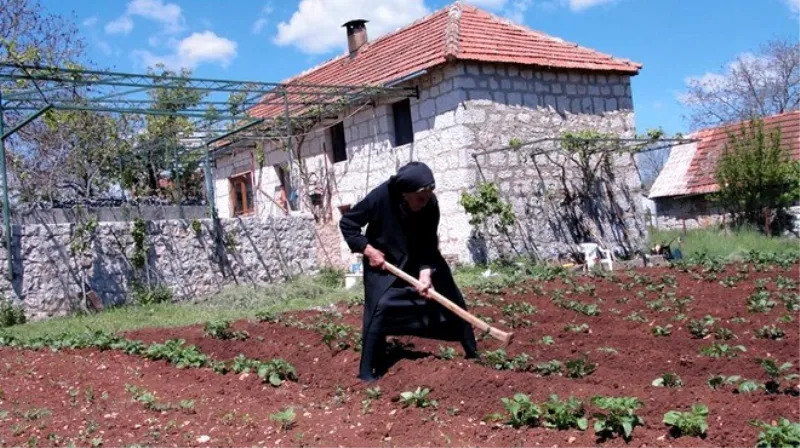 Baka Iva iz Posušja proslavila 102. rođendan! Svakodnevnom molitvom i radom putuje kroz život