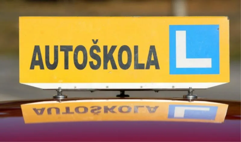 Vozilom autoškole naletjela na pješaka