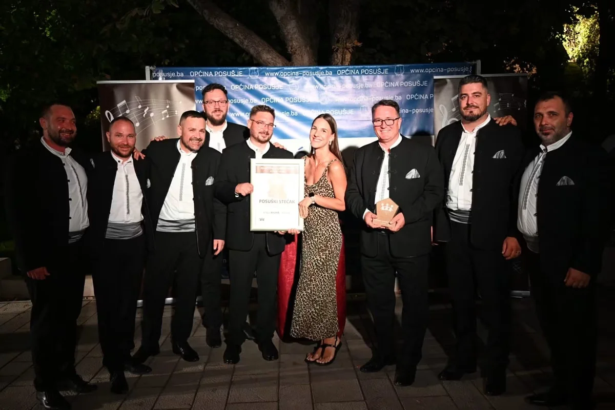 Klapa Krunik osvojila Posuški stećak, publika nagradila klapu Podvorje