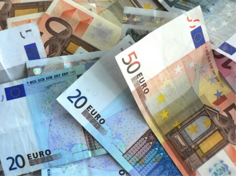 Stavio 19.000 eura na krov automobila i odvezao se