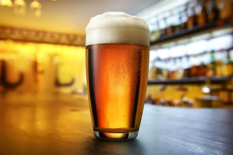 Konobarica mu u pivo ubacila tablete za spavanje pa ga opljačkala 
