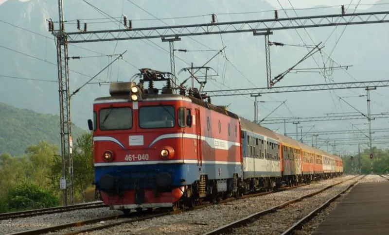 Vozač automobila poginuo u naletu vlaka