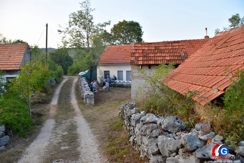 U daljini vidim selo, od kamena što se stvori, vidim svoju kuću skromnu, što je zvasmo: Naši dvori...