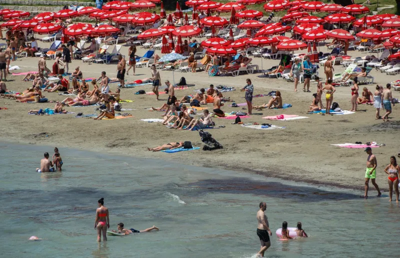 Ženi na Hvaru uručili račun za kupanje na plaži!