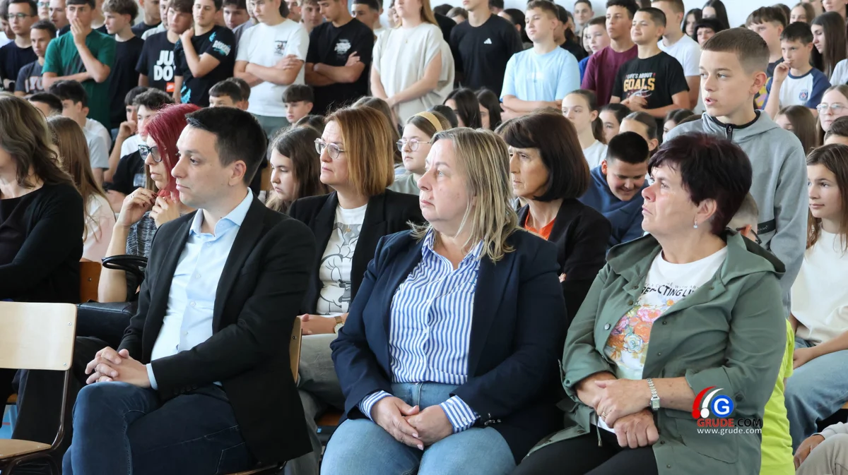 U OŠ Ruđera Boškovića stručnjaci SUMIT-a održali predavanje o sigurnosti na internetu FOTO 3