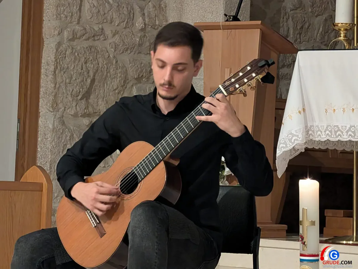 FOTO: Kulturna noć za pamćenje u crkvi svete Kate u Grudama, virtuozi na gitari sve oduševili 10