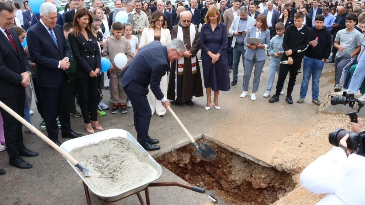 FOTO: Grude dobivaju nove školske prostore: položen kamen temeljac za osnovnu i glazbenu školu, ugrađena i vremenska kapsula