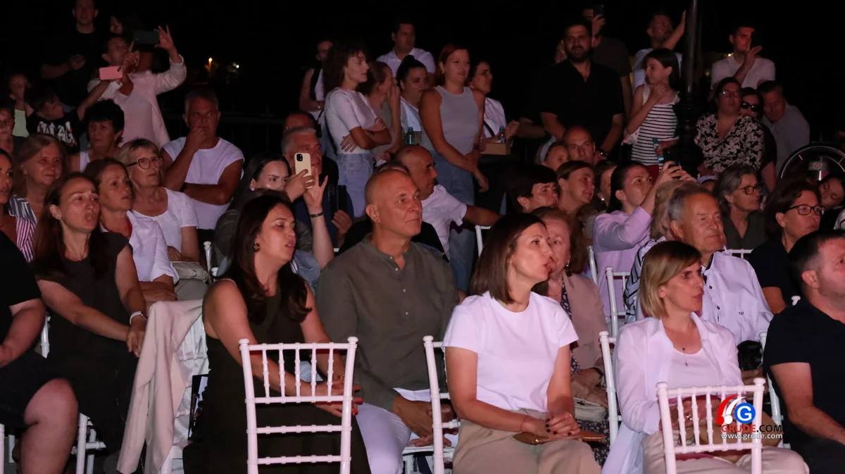 FOTO: Klapa Šufit razgalila srca Gruđana, čaroban koncert na platou crkve svete Kate 10