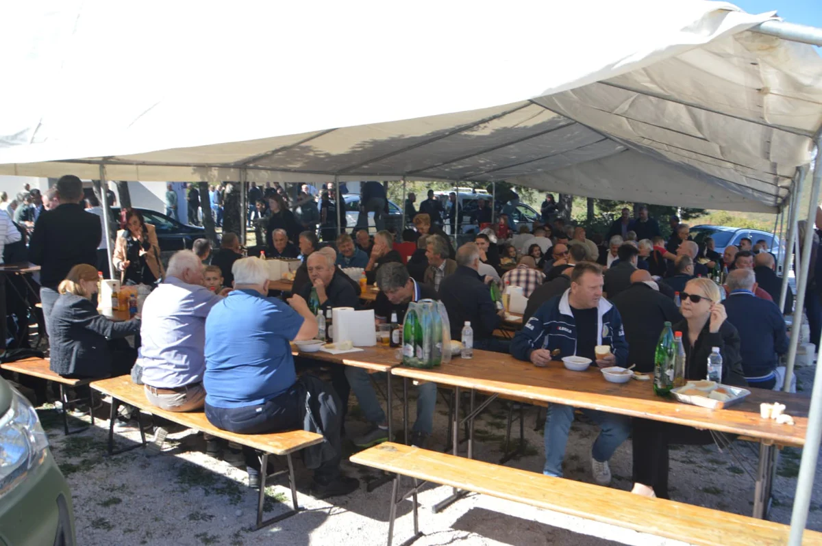 FOTO: HEROJI S VRDA SE NE ZABORAVLJAJU! Mnoštvo vjernika na svetoj misi povodom 33. obljetnice pogibije branitelja 15
