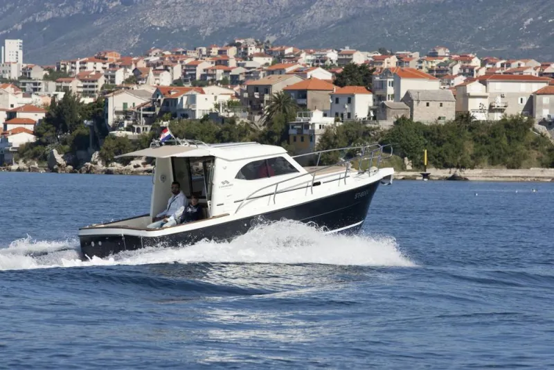 Turistički brod udario u splitsku Zapadnu obalu pa potonuo