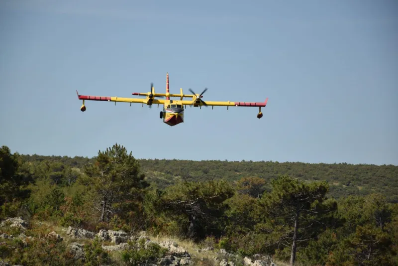 Požar kod Zadra gase kanader i air-tractor