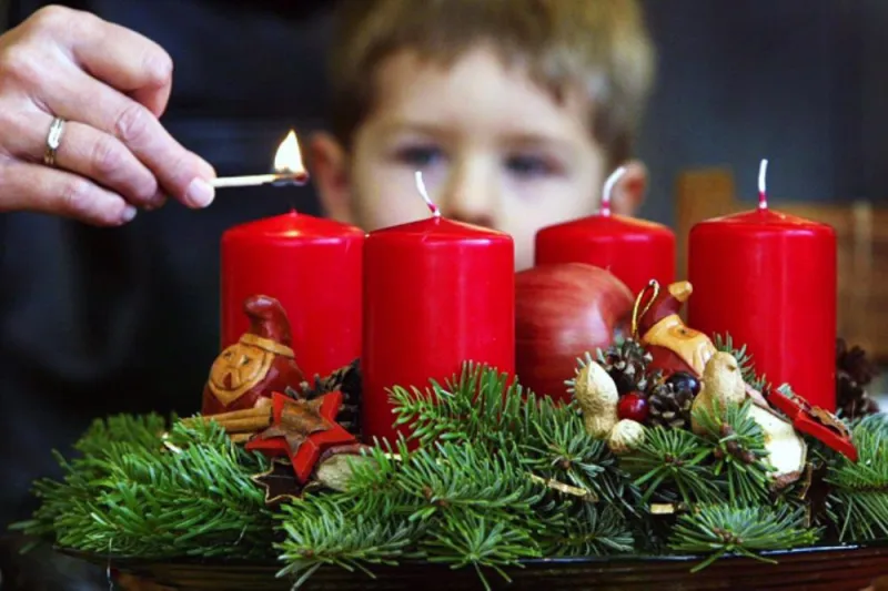 Svećenik objasnio zašto je važno da obitelji zajedno pale svijeće na adventskom vijencu