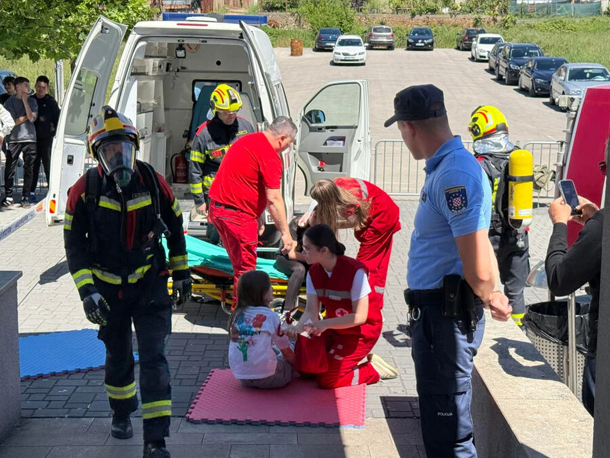 U OŠ Ruđera Boškovića Grude policija, hitna i vatrogasci educirali učenike i osoblje FOTO