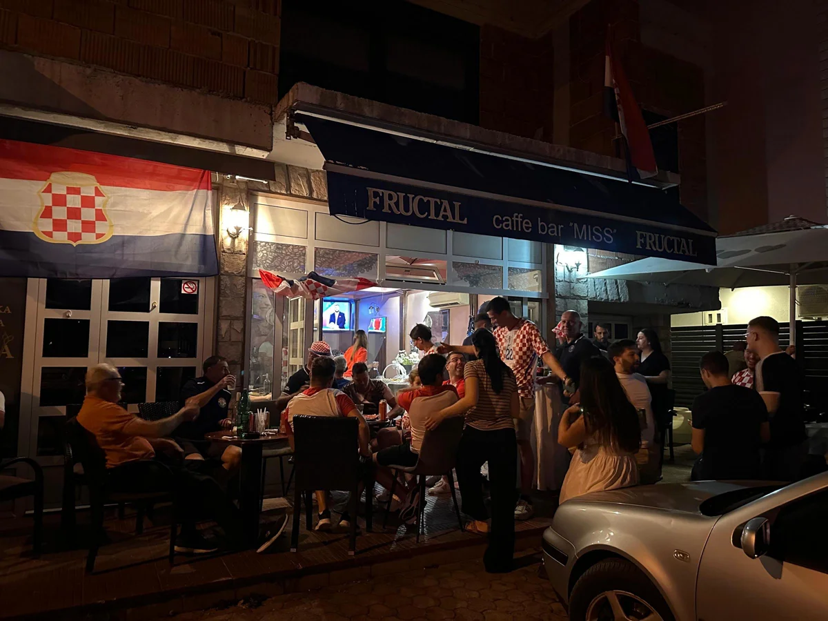 FOTO: GRUDSKI MISS PROSLAVIO 30 GODINA! Kultni kafić velikog srca okupio omiljene goste i prisjetio se prošlosti 4