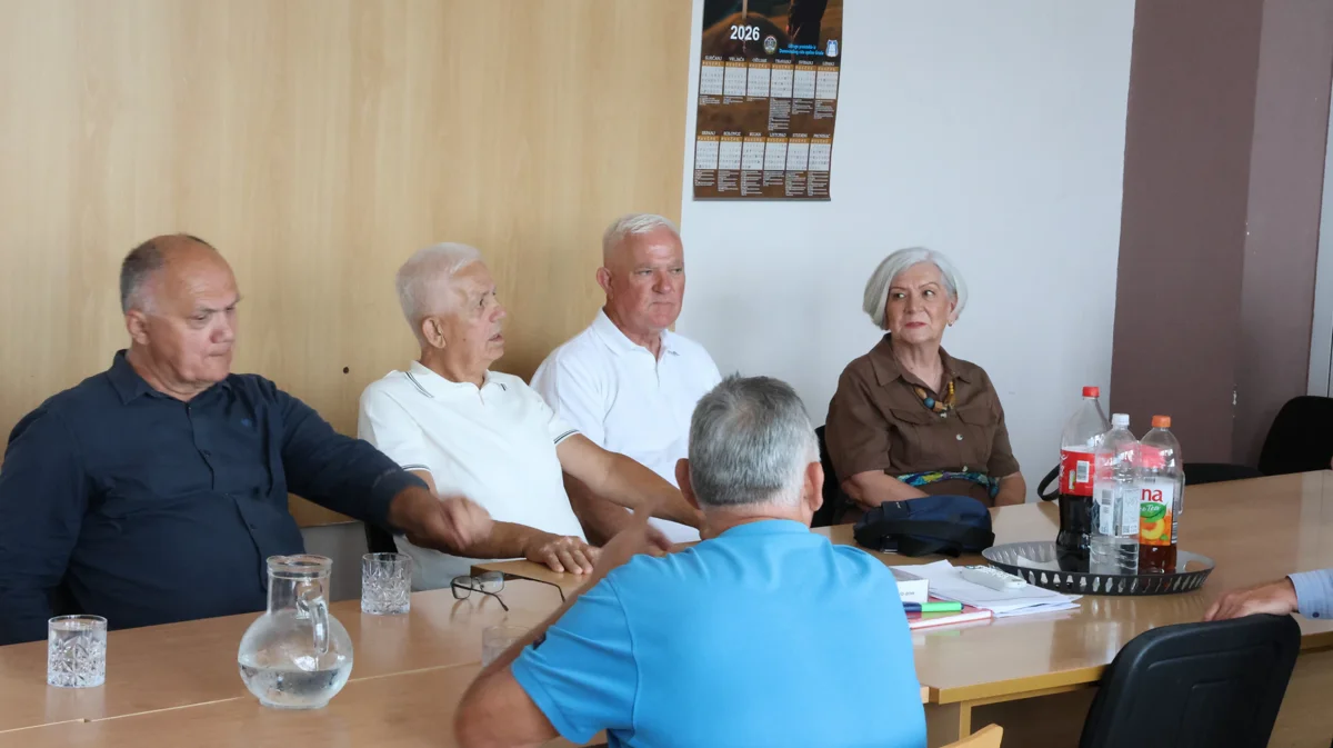 FOTO: Deveta generacija GRUDSKIH gimnazijalaca proslavila 50 godina mature! Ostavili su trag u vremenu 7