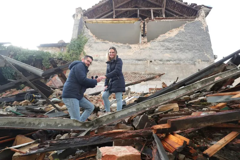 FOTO: Djevojku zaprosio na mjestu na kojem je skoro izgubio život tijekom potresa