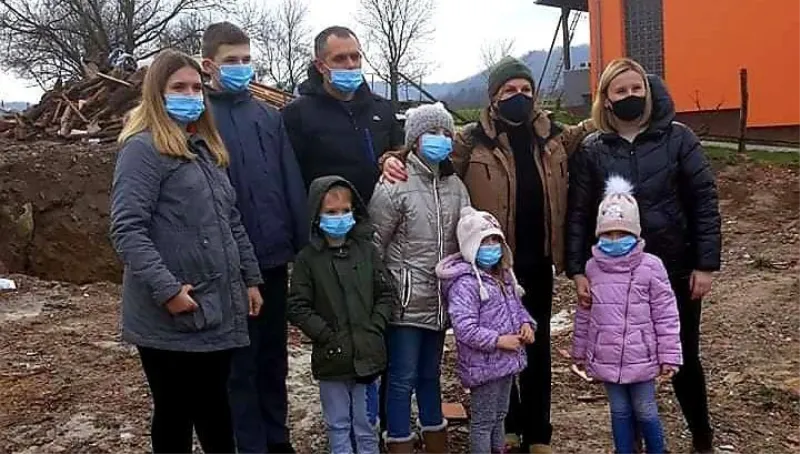Predsjednica volontira i gradi kuću obitelji sa šestero djece u Petrnji