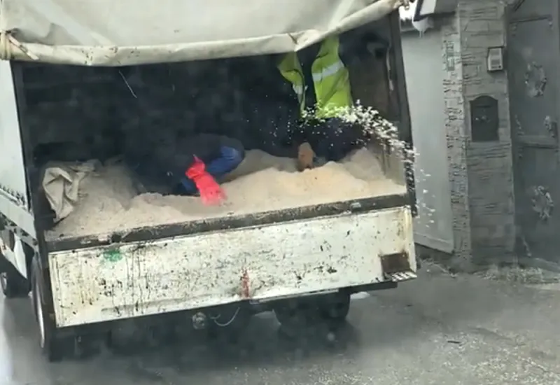SARAJEVO: Umjesto ralice, kolnik održavaju - dvojica VIDEO