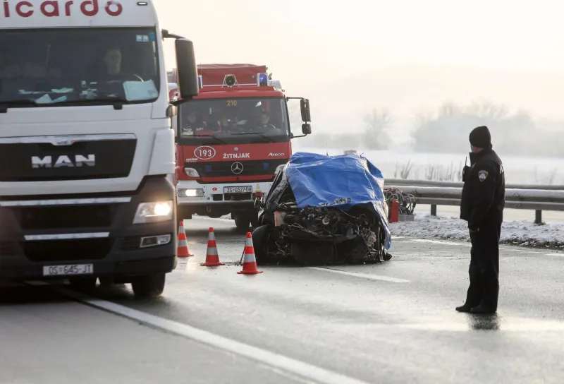 Vozač iz BiH jurio 180 na sat i bez kočenja se zabio u ralicu