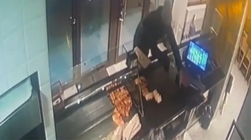 VIDEO: Lopov navukao rukavicu na 'krivu' ruku! Drugom, nezaštićenom, otvarao vrata, dirao ladicu...