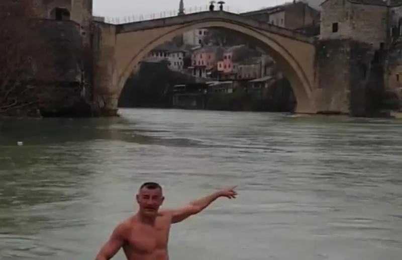 Mostar: Stipe Drviš se okupao u Neretvi