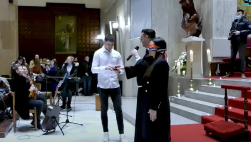 VIDEO: Fra Stjepan prosidbu mladića i djevojke učinio nezaboravnom!