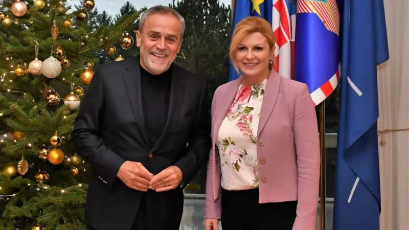 Jedina predsjednica u tišini otišla na Bandićev grob i donijela buket bijelih ruža sa svjetloplavom vrpcom