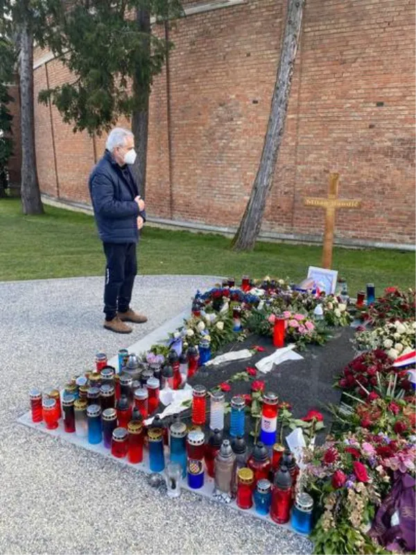 Bešlić se pomolio i oprostio od prijatelja Milana Bandića 1