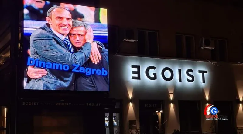 FOTOGRAFIJA VEČERI U MOSTARU: Gruđanin Jurčić tješi Mourinha
