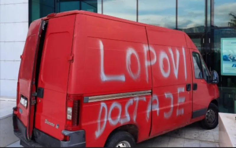 SPLIT: 'Lopovi dosta je': Kombijem blokirao ulaz u banku