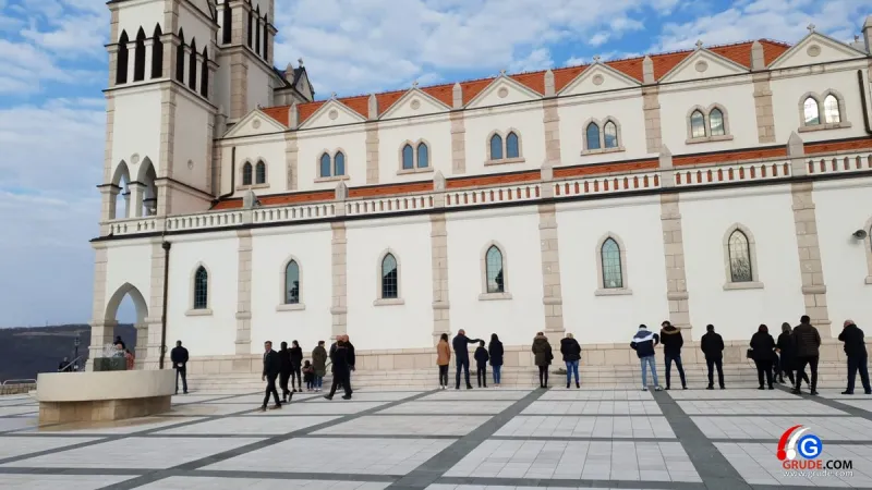 FOTO: Vjernici u molitvi kod Kamene ljepotice, blagdan je Cvjetnice - Nedjelje muke Gospodnje
