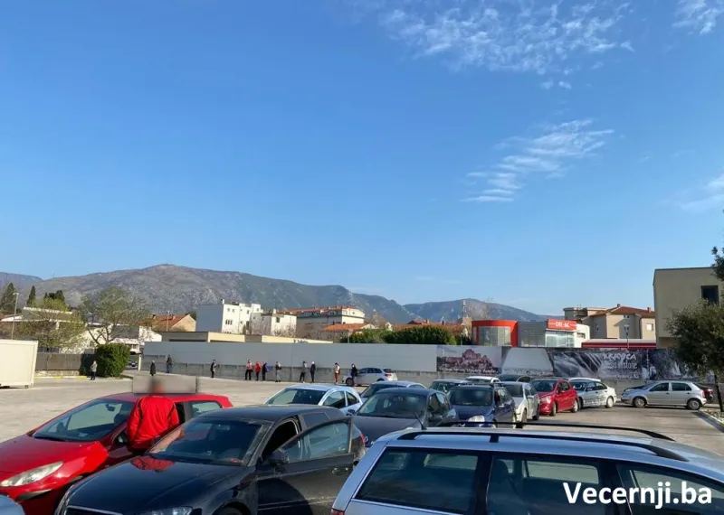 Mostarci 'okupirali' franjevačku ulicu: Hrle na drive-in testiranje