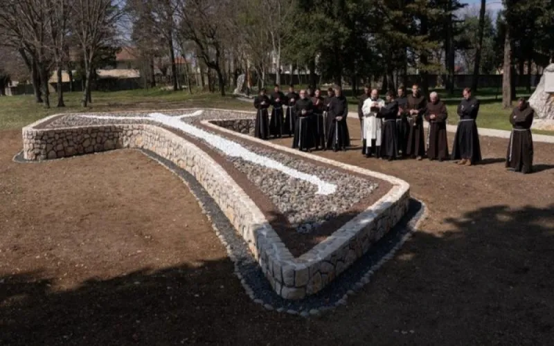 HUMAC: Provincijal fra Miljenko Šteko blagoslovio kameni ''tau''