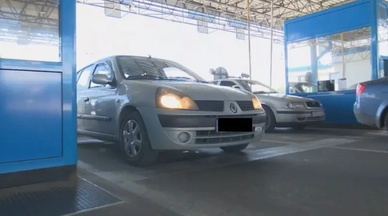 Cigarete švercali iz BiH u RH, preuzimali ih policajac (35) i carinik (43)